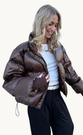 Rhea – Glänzende Pufferjacke in Dunkelbraun