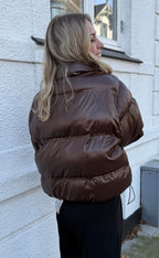 Rhea – Glänzende Pufferjacke in Dunkelbraun