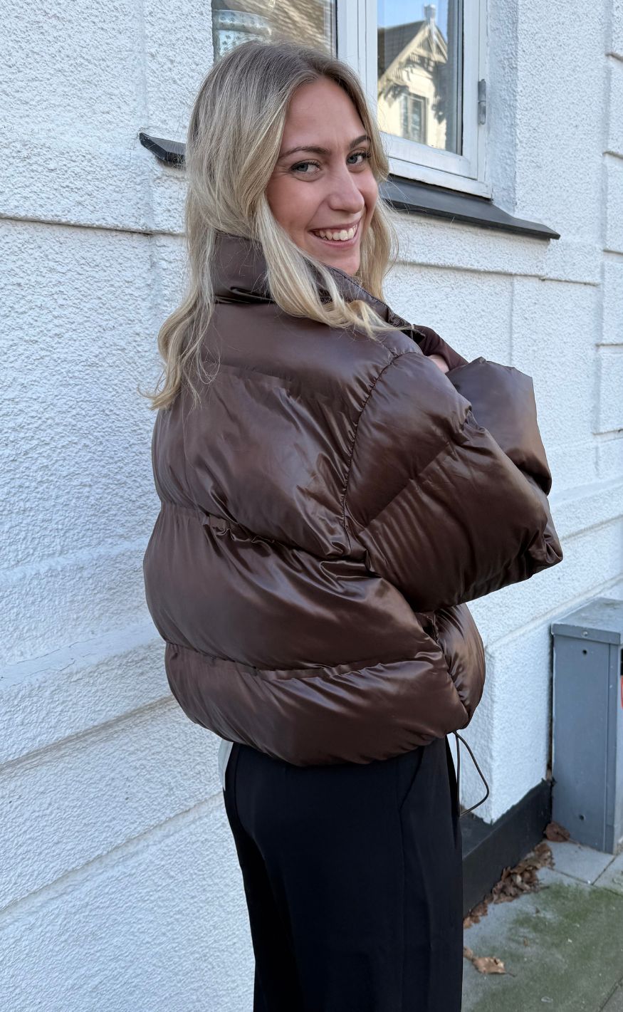 Rhea – Glänzende Pufferjacke in Dunkelbraun