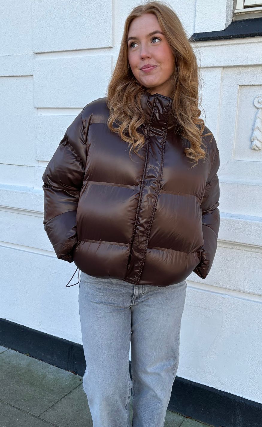 Rhea – Glänzende Pufferjacke in Dunkelbraun