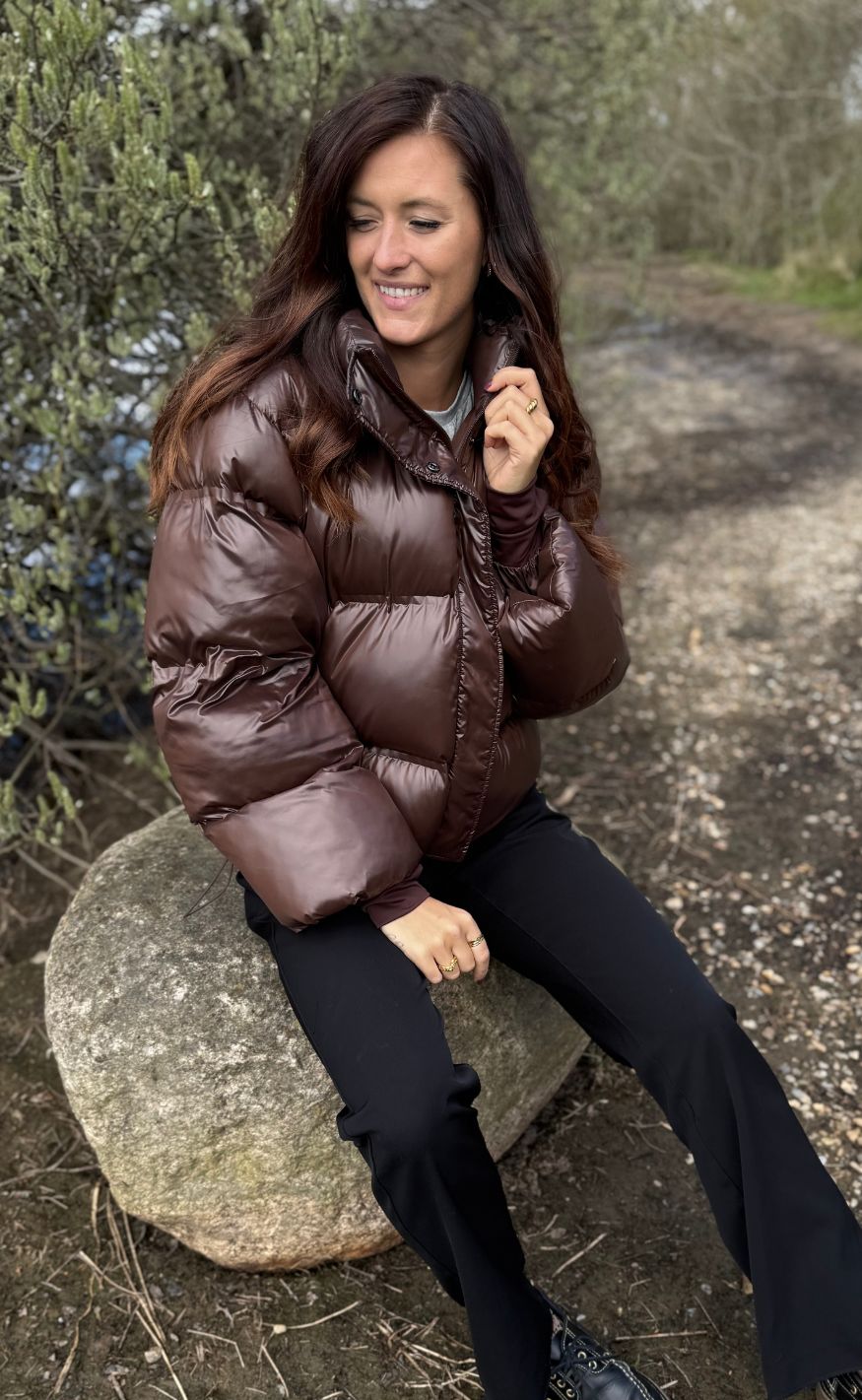 Rhea – Glänzende Pufferjacke in Dunkelbraun