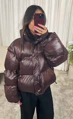 Rhea – Glänzende Pufferjacke in Dunkelbraun