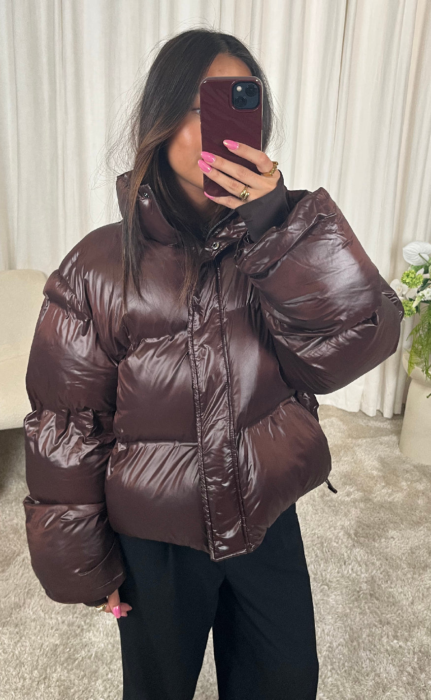 Rhea – Glänzende Pufferjacke in Dunkelbraun