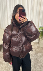 Rhea – Glänzende Pufferjacke in Dunkelbraun