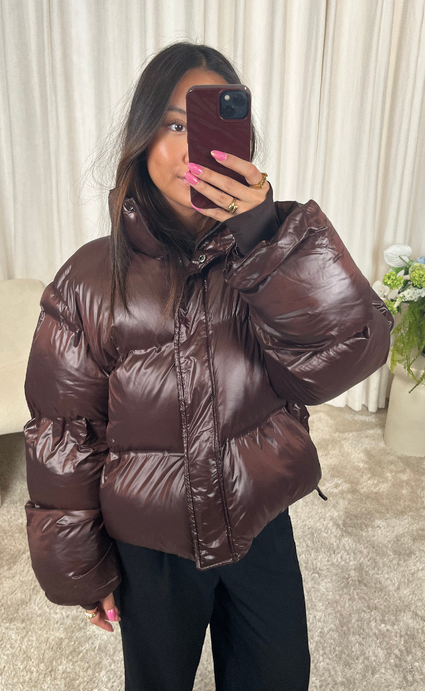 Rhea – Glänzende Pufferjacke in Dunkelbraun