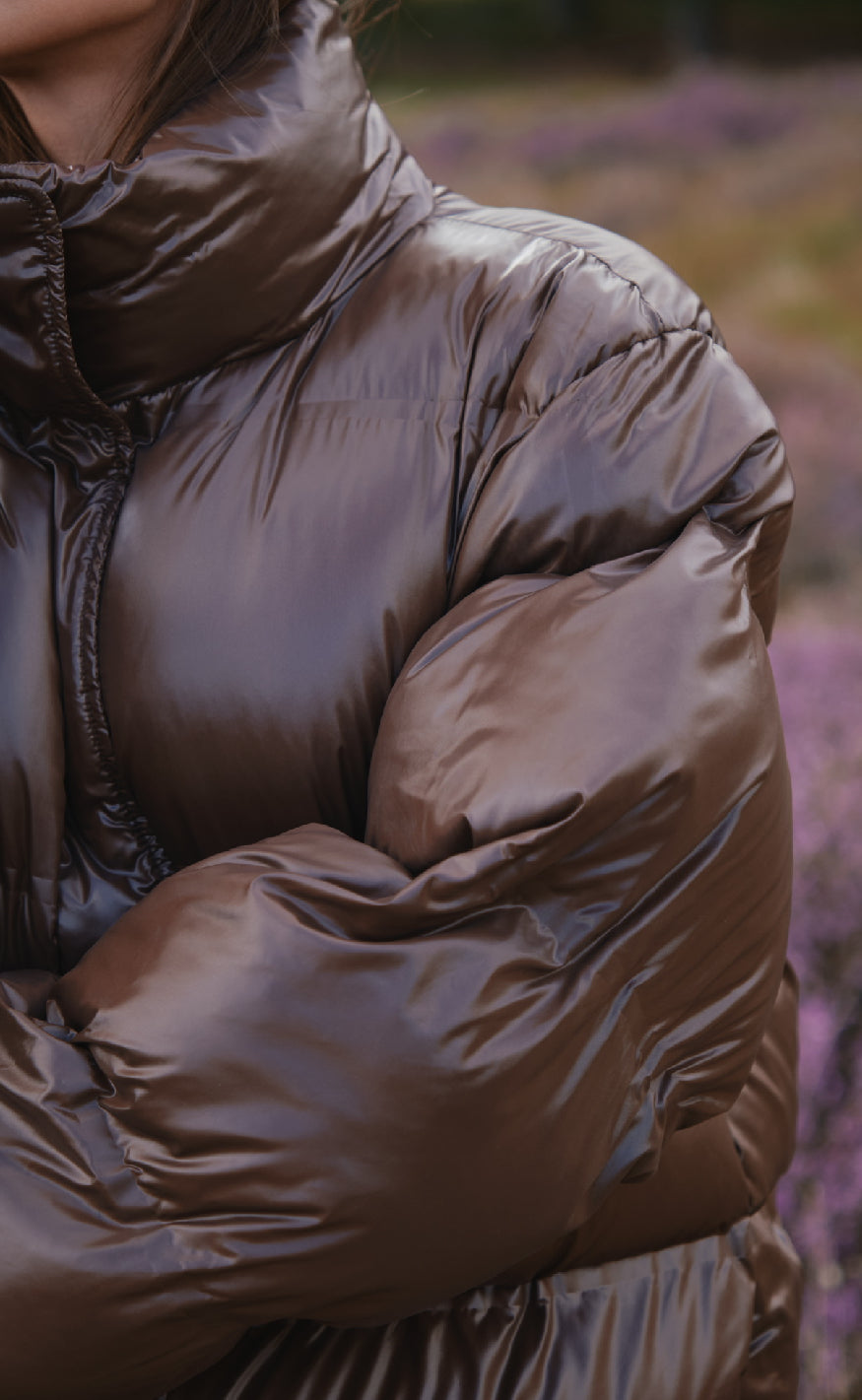 Rhea – Glänzende Pufferjacke in Dunkelbraun