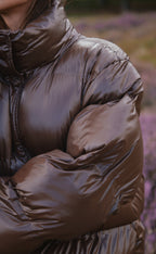 Rhea – Glänzende Pufferjacke in Dunkelbraun