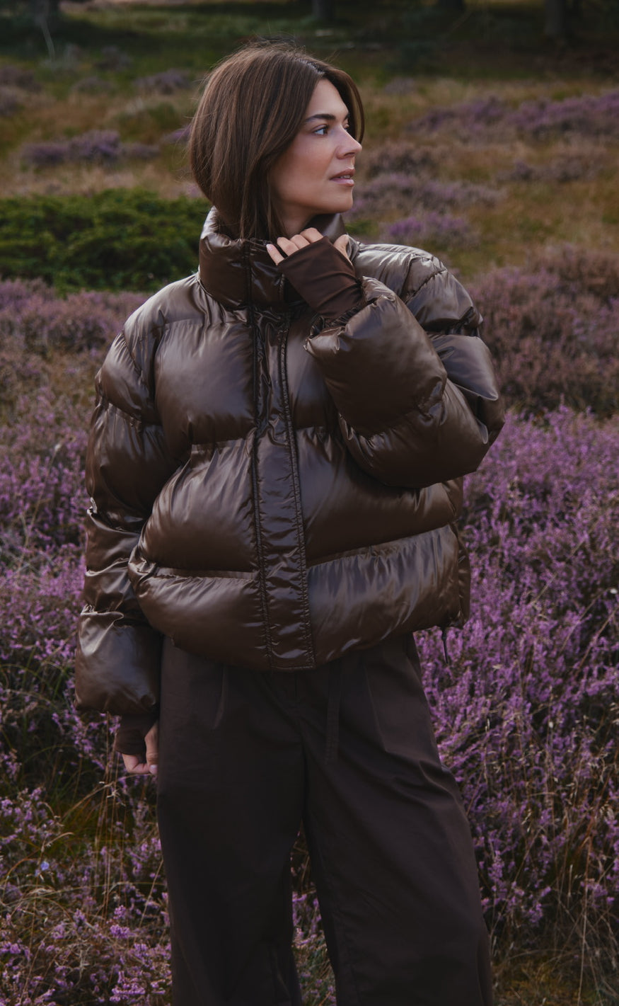 Rhea – Glänzende Pufferjacke in Dunkelbraun