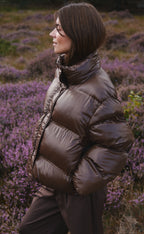 Rhea – Glänzende Pufferjacke in Dunkelbraun