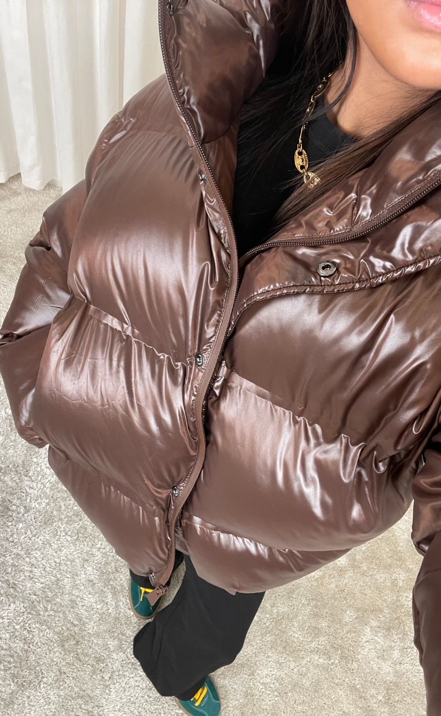 Rhea – Glänzende Pufferjacke in Dunkelbraun