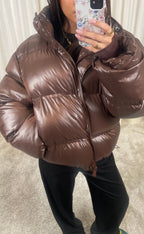 Rhea – Glänzende Pufferjacke in Dunkelbraun