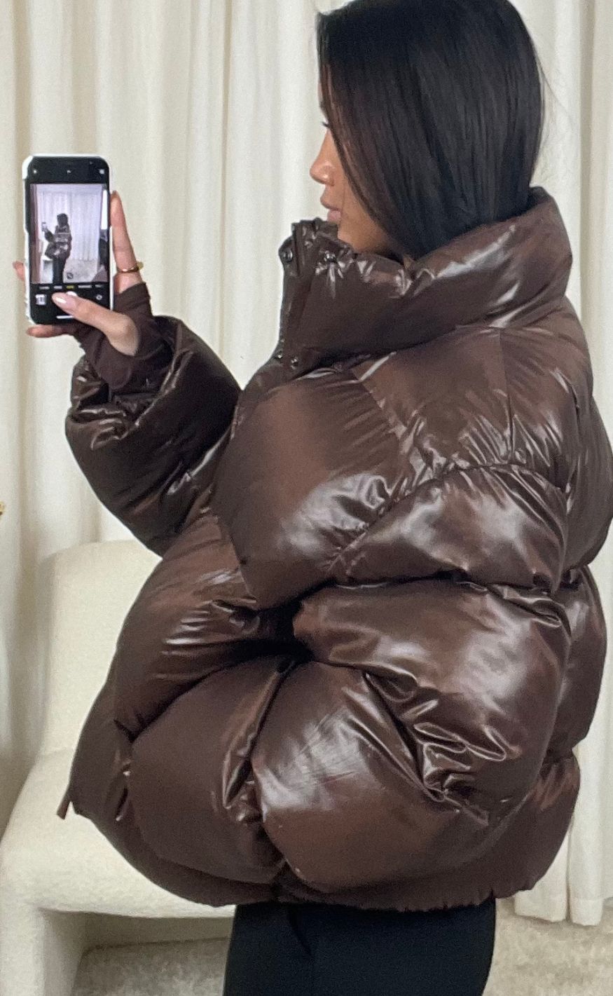 Rhea – Glänzende Pufferjacke in Dunkelbraun