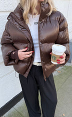Rhea – Glänzende Pufferjacke in Dunkelbraun