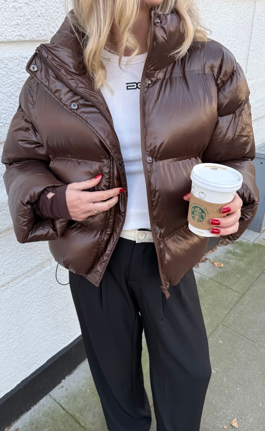 Rhea – Glänzende Pufferjacke in Dunkelbraun