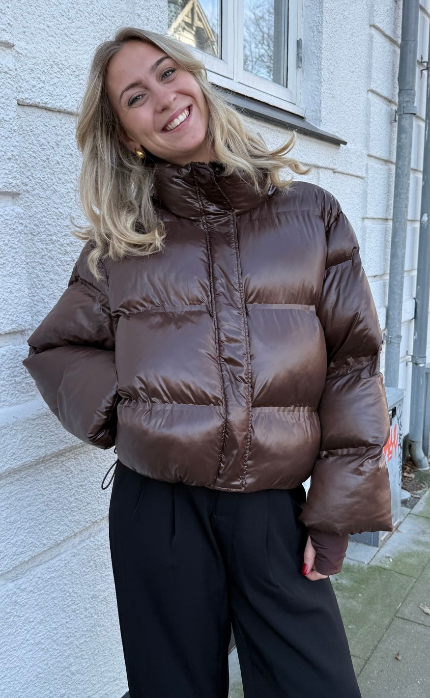 Rhea – Glänzende Pufferjacke in Dunkelbraun
