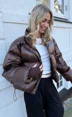 Rhea – Glänzende Pufferjacke in Dunkelbraun
