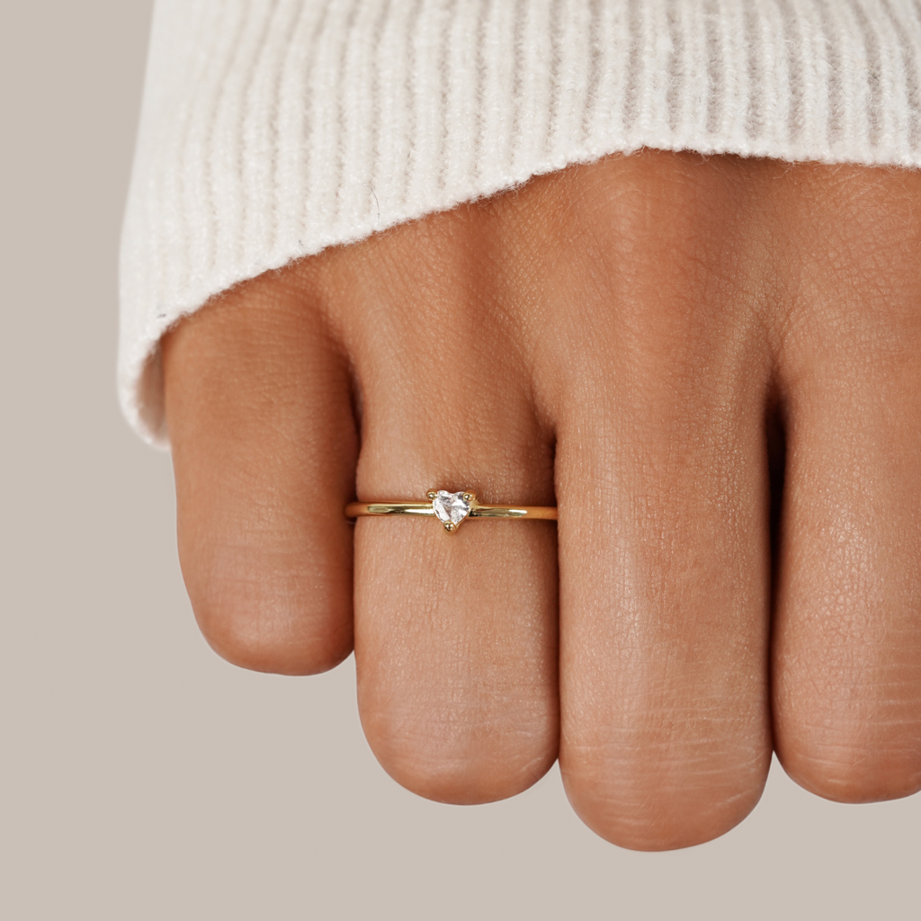 Leonie – Ein einfacher Goldring mit glatter Oberfläche.