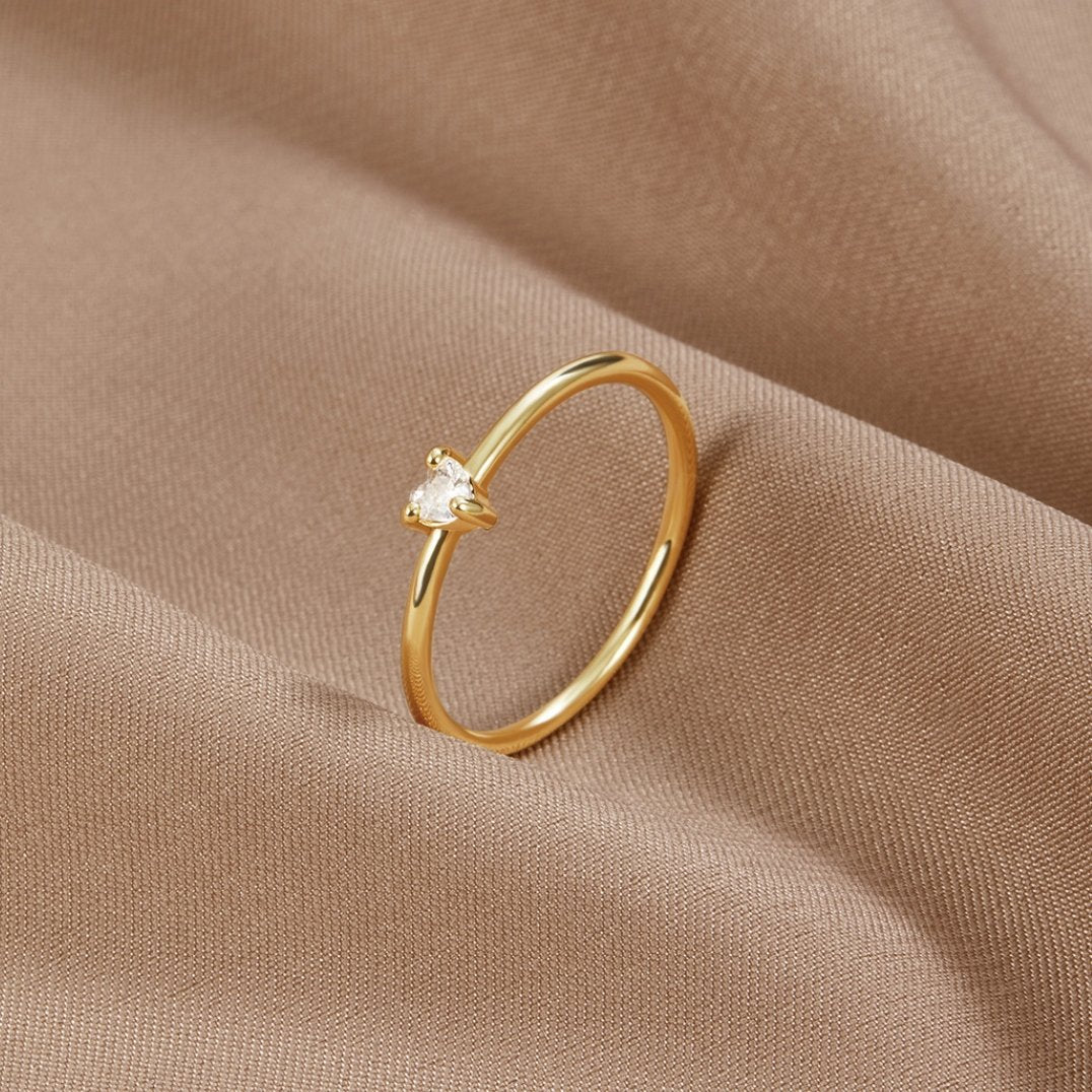 Leonie – Ein einfacher Goldring mit glatter Oberfläche.